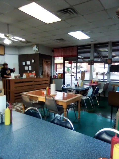 Lynn's Country Diner