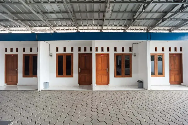 RedDoorz Syariah Plus near Jatiwarna Toll Gate