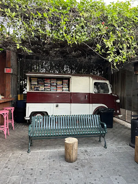 CAFE NIDO: Coffee & Books