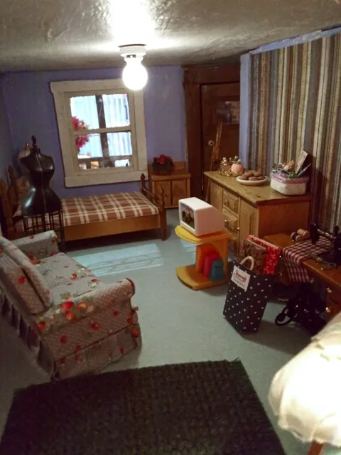 Suzanne's Dollhouses & Miniatures