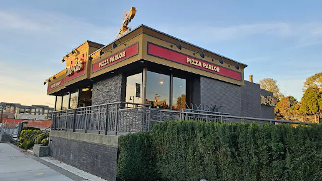 Me-n-Ed's Pizza Parlors