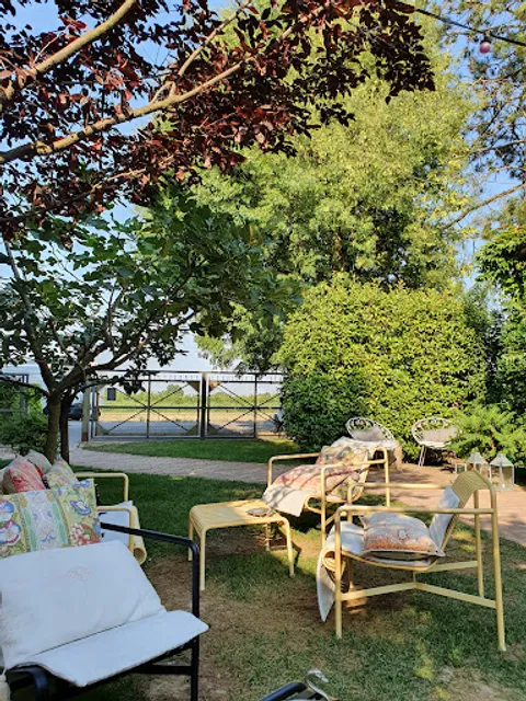 M11 Ristorante, negozio e piscina