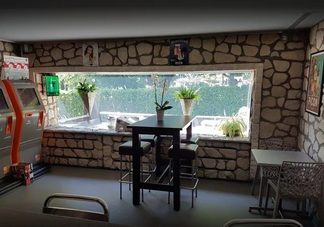 La Hutte Bar-Restaurant