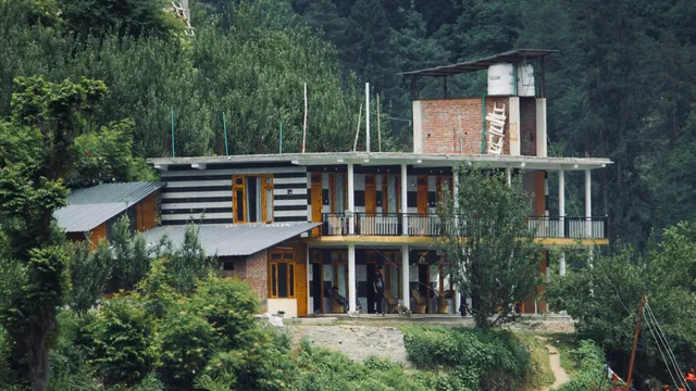 Yellowjackets Hostel Tosh