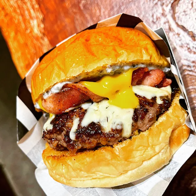 Damn Good Burger (D.G Burger) ｜高雄牛肉漢堡專販深夜食堂 | 美式宵夜漢堡/深夜美食餐廳/高雄宵夜推薦/鼓山美術館宵夜美食/北高雄宵夜推薦/巨蛋宵夜晚餐推薦/寵物友善餐廳