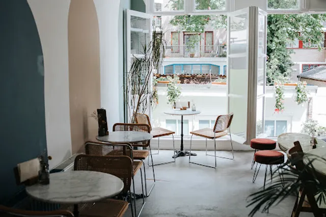 Lova - All Day Brunch & Breakfast