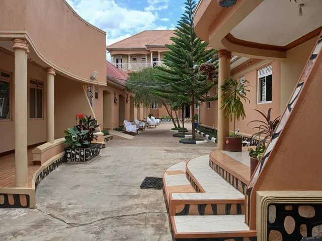 Happy Wallet Gardens Hotel Namayemba