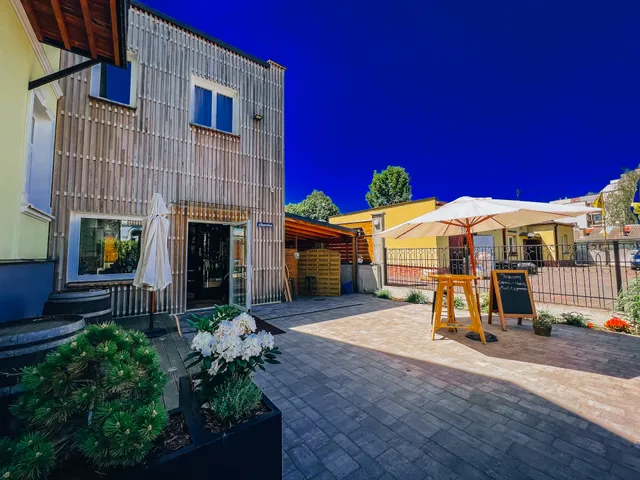 Salon Win Wine Bar & Apartments