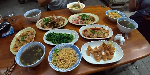 橋頭市場84麵攤(肉骨茶麵、豬油拌麵、滷味、紅油抄手)