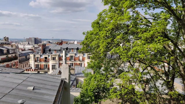 Caulaincourt Square Hostel