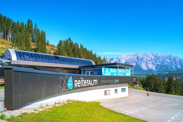 Preunegg Jet valley station 8 gondola