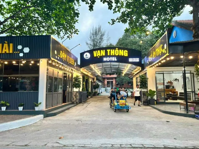 Khách sạn Vạn Thông