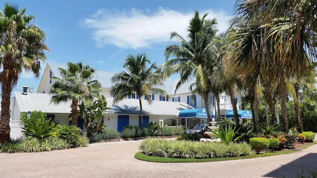 Olde Marco Island Inn & Suites