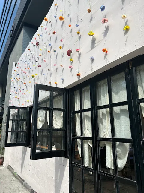 Dialogue Coffee & Flowers