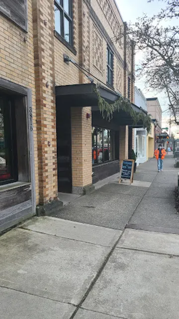 Peaks & Pints Tacoma Craft Beer Bar, Bottle Shop & Restaurant