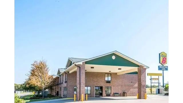 Super 8 by Wyndham Salina I-70