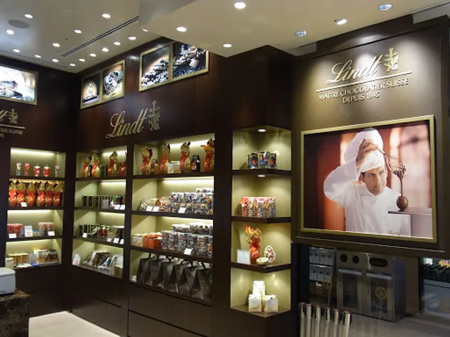 Lindt Chocola Boutique & Cafe Mitsui Outlet Park Shiga Ryuo
