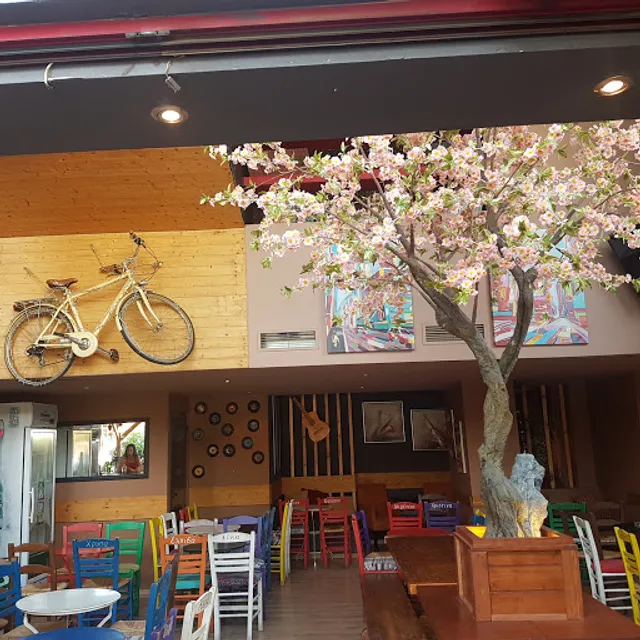 Paramilito Mousikon Kafeneion