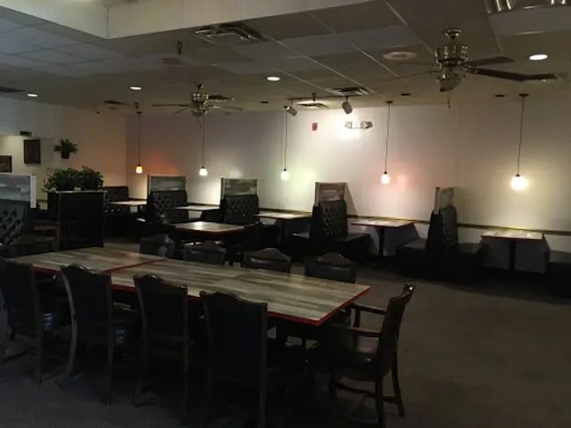 Tong's Thai Restaurant And Sushi Bar