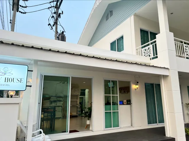 Ivory House Sriracha