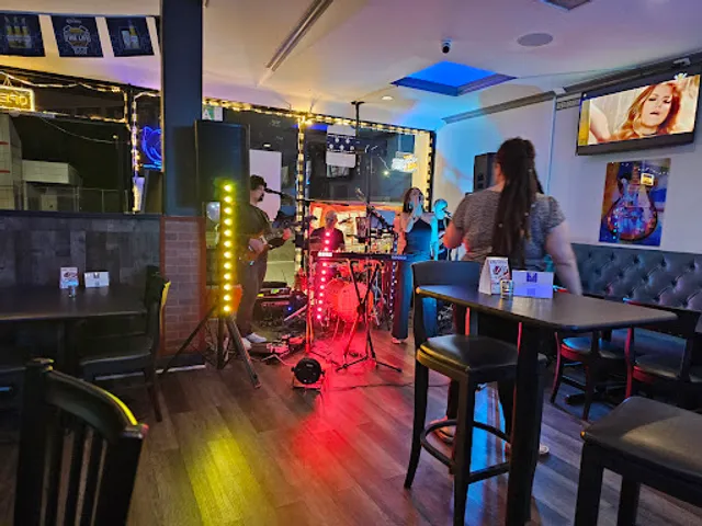 Lounge 51 - Tarzana Pizza, Burgers, Wings & Beer