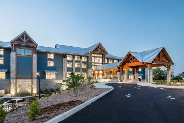 The Lodge at Paris Landing