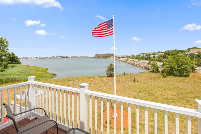 The Beacon Waterfront Inn