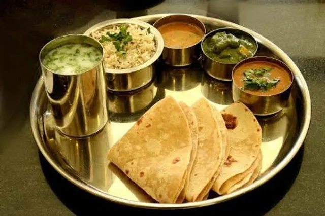 Ratlami Jain pure veg Tiffin Service -Food Delivery In Train Ratlam Station