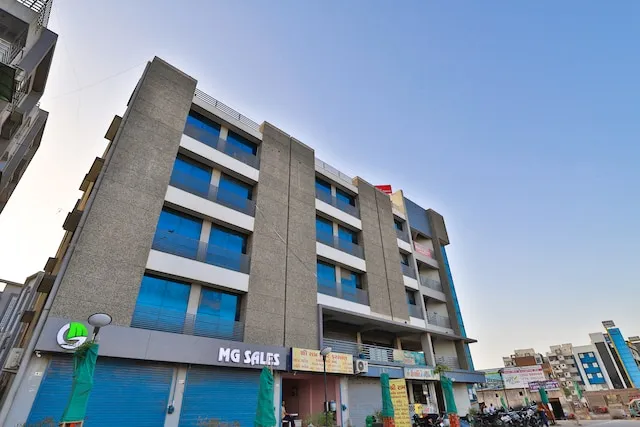 OYO 28270 Maahi Palace