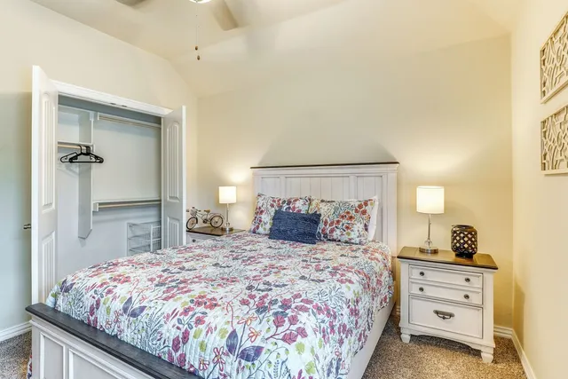 Table Rock Lake Retreat: Walk to Shore!