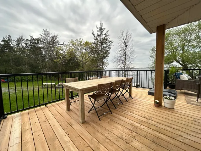 Fancie's PEC - Waterfront Boutique Hotel