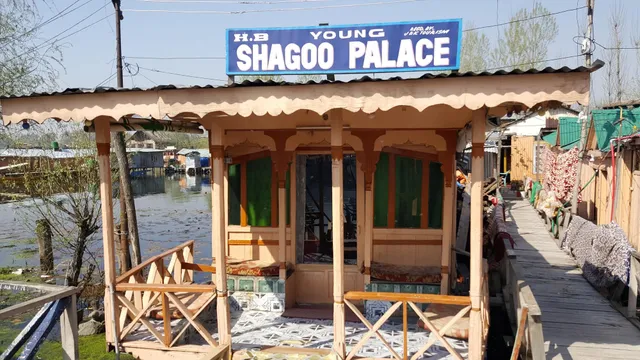 Houseboat Shagoo Palace