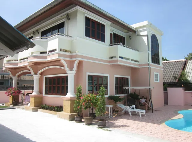 Bella Tropicana Hotel & Guesthouse