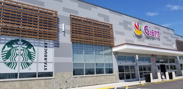 Giant-Starbucks