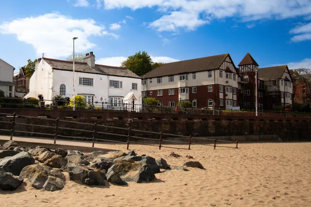 Sea-Quinn Views dog friendly Annex and 2 bed beach apartment