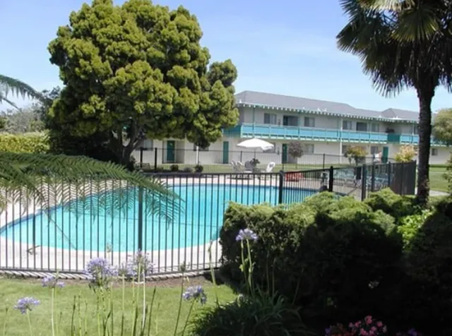 Coral Reef Inn & Suites