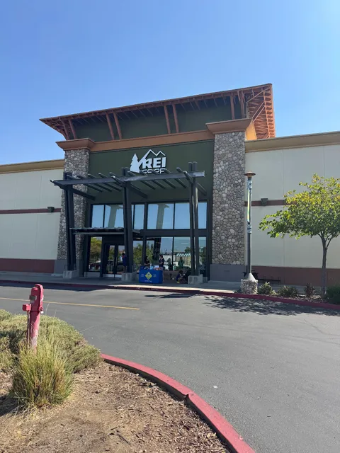 REI