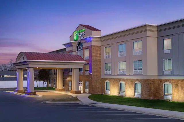 Holiday Inn Express & Suites Alexandria - Fort Belvoir by IHG