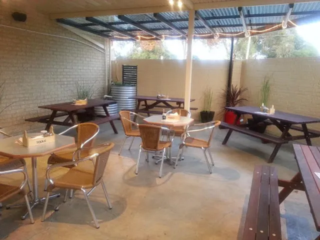 Hardware Cafe Quinns