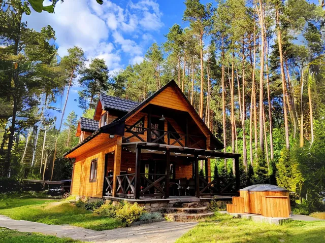 Domek w lesie nad zalewem