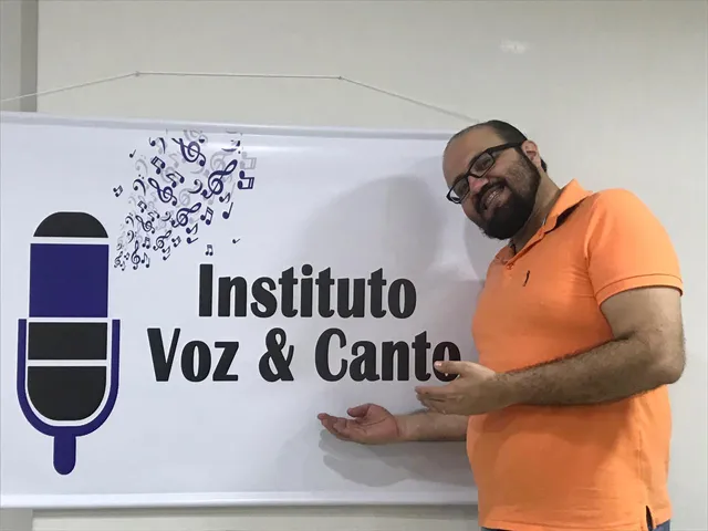 Estúdio Voz e Canto por Fanini Neves. Preparação Vocal e Fonoaudiologia