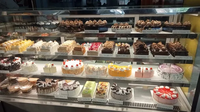 Cremeé Fresh Cake N Snacks