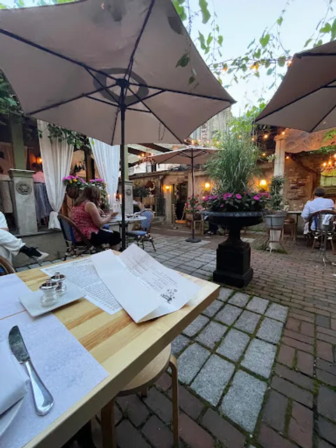 Zoubi Restaurant & Bar