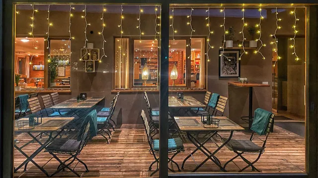 Oasee Restaurant/ Pizzeria/ Cafe