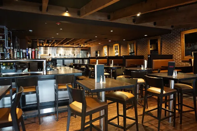 6 Mile Chop House & Tavern