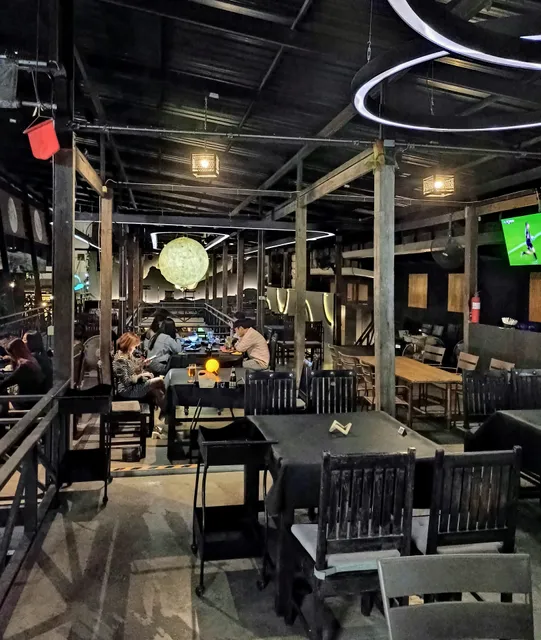 ท่าพระจันทร์ Bar & Bistro