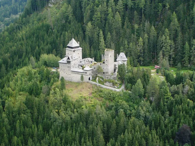 Finstergrün Castle