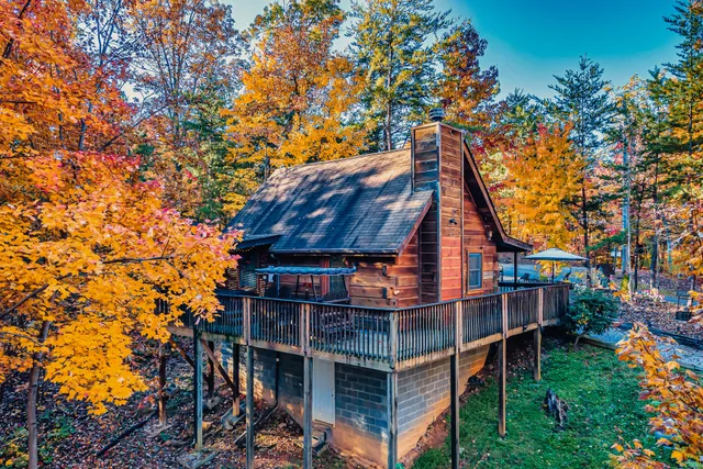 Beary Tale Cabin: Smoky Mountains Romantic Getaway