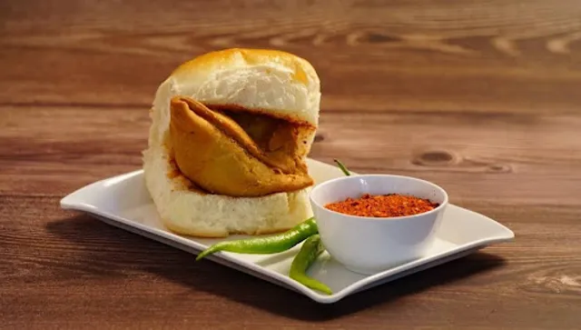 MMV Mumbaiya Misal & Vadapav Kargil