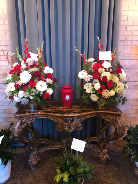 Lola’s Gifts & Flowers